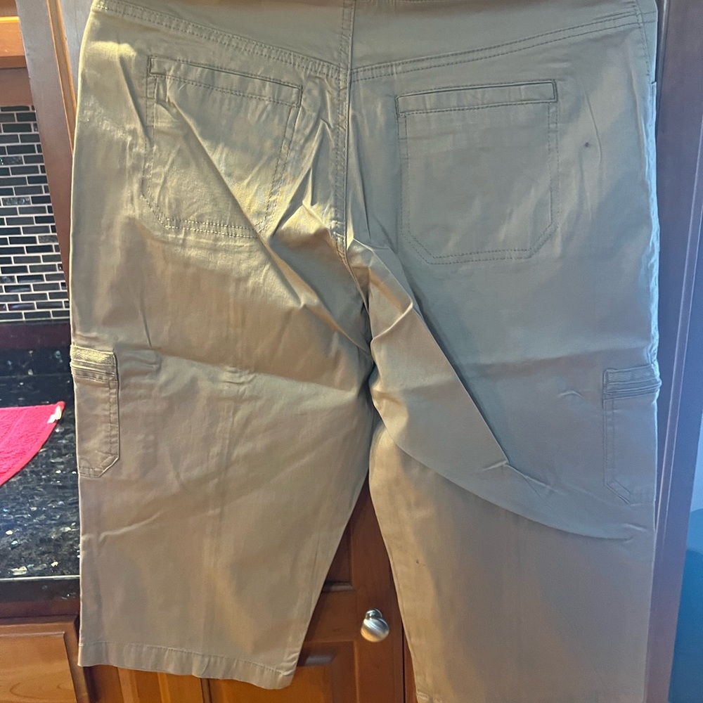 Brand new Lee relaxed fit capri pant
